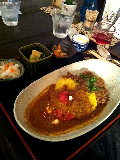 ランチ 子羊のキーマと完熟トマトとチーズで作ったカレーのあいがけ。|karuさん