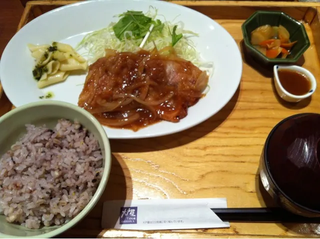 Snapdishの料理写真:大戸屋にて。生姜焼き定食。|ゆーさん