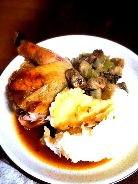 Snapdishの料理写真:Thanksgiving practice run. Roast chicken with gravy, mashed potatoes and stuffing|uraraさん