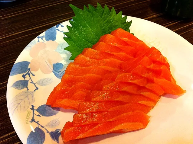 Salmon sashimi. It may not be as good as u can get in Japan but I guess it's aint that bad.|phyllisさん