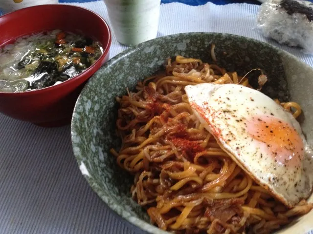 カップ焼きそばでも、フライパンで軽く炒めるとそれなりに美味しい。(*´ω`)|ひろぱげさん