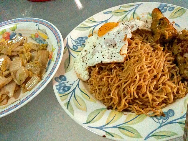 lunch! indo mee wif egg n drumlets wif cabagge|Delionyさん