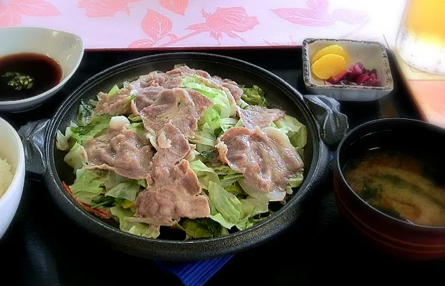 ゴルフ場で食べた、豚肉と野菜の蒸し焼き定食。この後、強烈な乱調に見舞われるとは、知る由も無い。(料理のせいじゃ無いんだけどね(^◇^;)|matsuo34さん