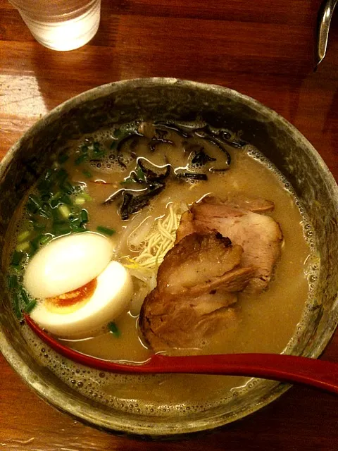 味玉ラーメン（豚骨、バリカタ）|はっぴーずーさん