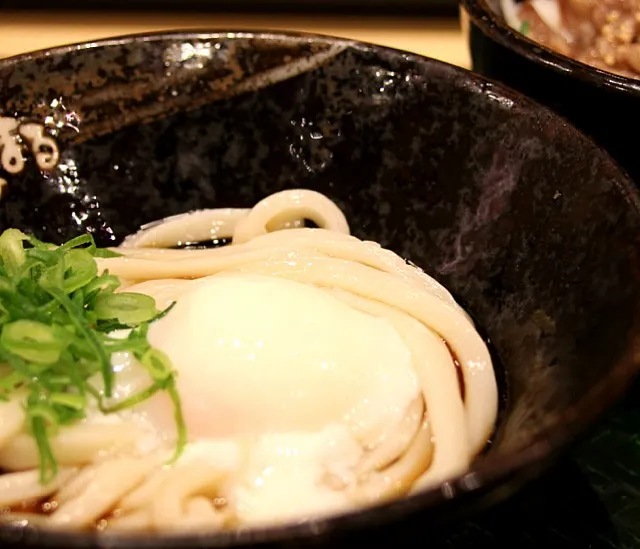 Snapdishの料理写真:温玉ぶっかけうどん（冷・小）と塩豚丼のセット|seraさん