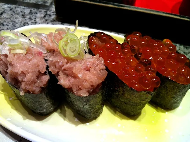 Snapdishの料理写真:negitoro and ikura sushi|Ru-Shin Lookさん