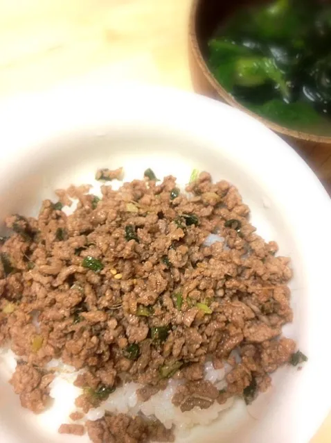 11/7昼 そぼろ丼と春菊の味噌汁|myuさん