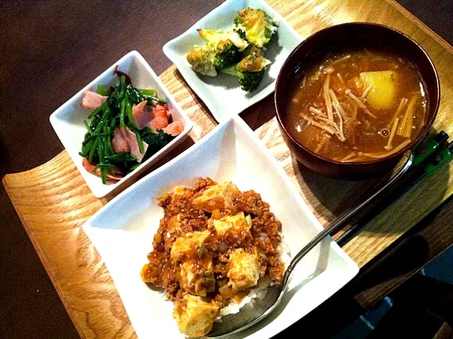 Snapdishの料理写真:シュンの好物ばかりの子供ご飯。麻婆丼、ほうれん草ハム炒め、ブロッコリーチーズ、じゃがいもエノキ玉ねぎのお味噌汁|sakakuraさん