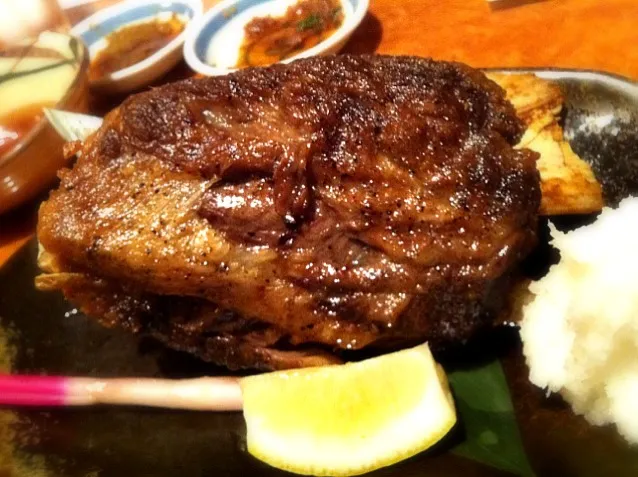 まぐろのカマ。肉の塊にみえるwww|かとけんさん