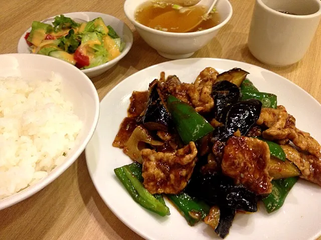 家のすぐ近所の中華料理店。日替り定食は茄子ピーマンと豚肉の味噌炒め。有名店にも負けないしっかりした仕事。当然美味い！|ひろぱげさん