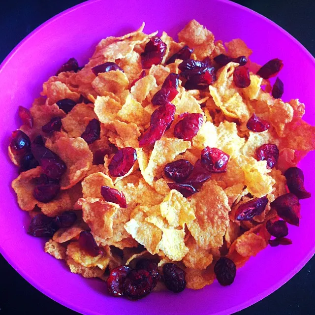 Corn flakes with almond milk and dried cranberries.|Nellyさん