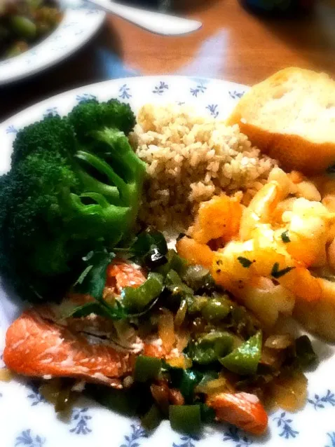 home is where the heart is. salmon, shrimp, scallops and local brocolli|Funky Chefさん