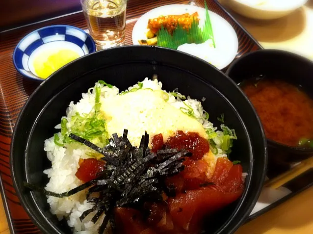 日替りランチ。今日はまぐろとろろ丼。ショットグラスで食前酒として白ワインが出る。|liccaさん