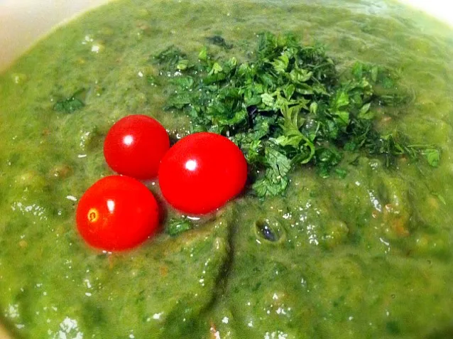 chestnut-spinach soup with cherry tomatoes and fresh herbs|Gabiさん