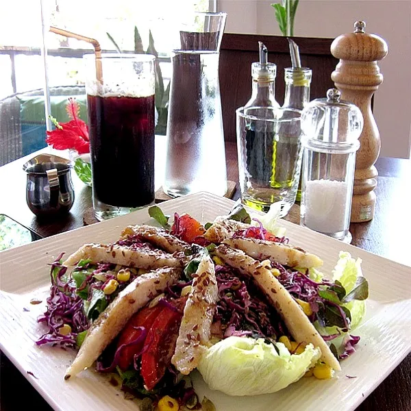 Fried Fish (Dory) Salad @ Benoni Cafe Vientiane  ビエンチャンのカフェのフライドフィッシュサラダ|Keiさん