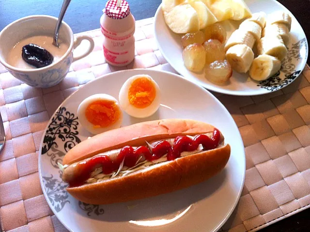 朝食。ホットドック、ゆで卵、ヨーグルト、果物|sakakuraさん