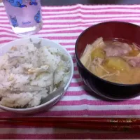 ごぼうと油揚げとちりめんじゃこの炊き込みご飯、さつまいもと豚肉のみそ汁|まえだゆうさん