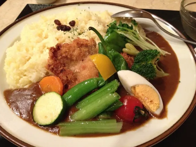 Snapdishの料理写真:おばちゃんの手作りカレー。具が色々と凝ってます。7:30で閉店なのが惜しいです。|ひろぱげさん