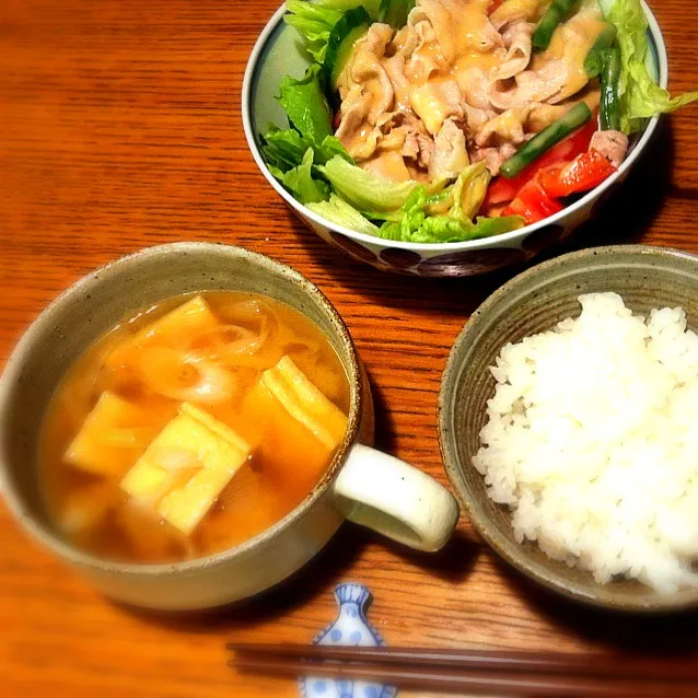 豚しゃぶサラダ、葱と油揚げの味噌汁、ご飯|トモさん