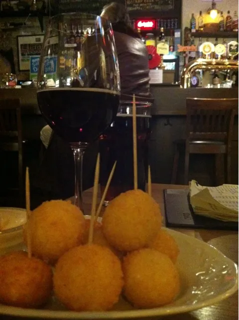 cheese balls with Ale.|Kris Haamerさん