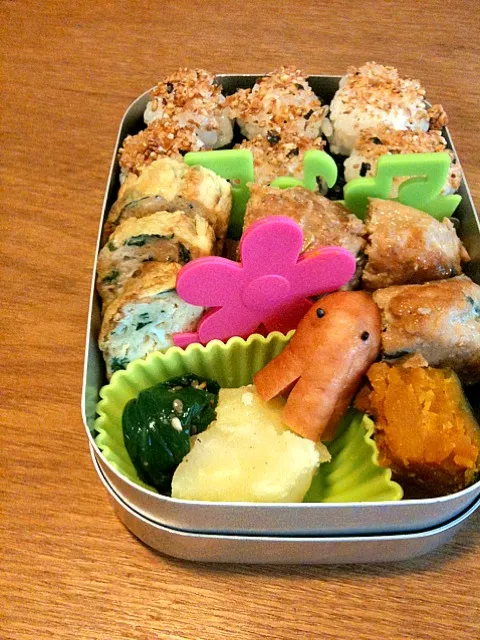 たこさん弁当。鶏つくね、卵焼き、カボチャ煮物、粉ふきいも、ほうれん草、と、たこさん。|dan_mesiさん