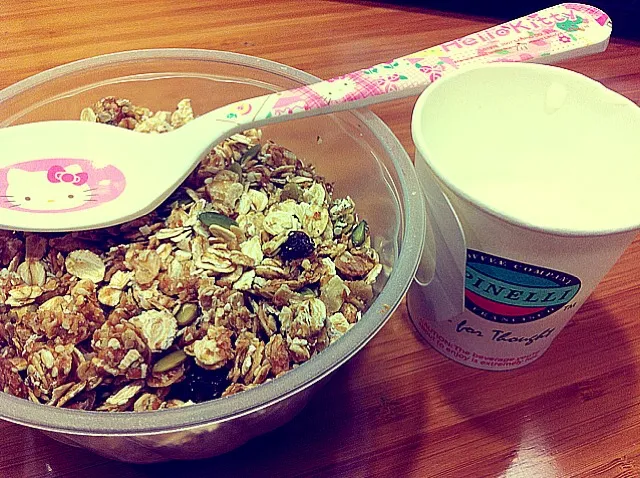 granola and yoghurt|Tinky 🍒さん