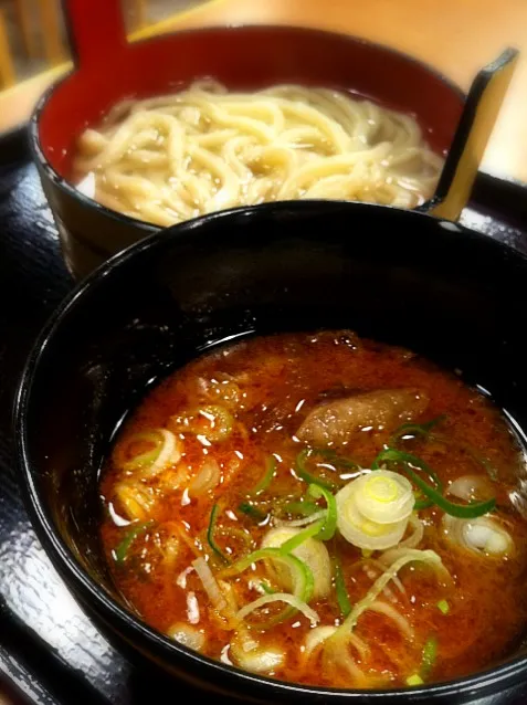 Snapdishの料理写真:赤豚うどん、並。釜揚げうどんを豚肉入りピリ辛だれにつけて食べる、つけ麺風。|liccaさん