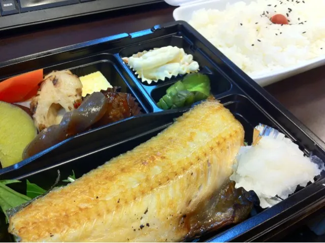 Snapdishの料理写真:ランチはホッケのお弁当♪ 炊きたてご飯がついて美味しい(o^^o)|加嶋正洋さん