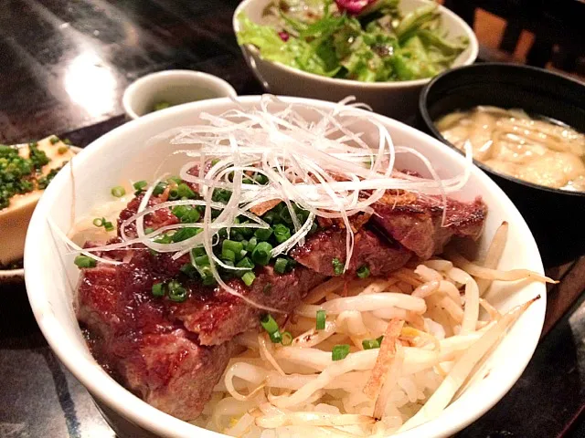 今日のランチはステーキ丼。800円。|ルーア・ブランカさん