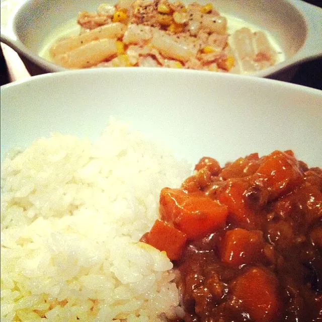 野菜と豆のカレー。辛口ルー使ったけど、ヨーグルトたっぷりでまろやかにできました。付け合わせに、ホワイトアスパラのツナのサラダ。|ゅωゅωさん