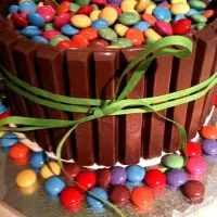 Snapdishの料理写真:kitkat and smarties cake for the hubbys bday!|triniさん