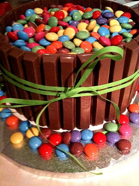 Snapdishの料理写真:kitkat and smarties cake for the hubbys bday!|triniさん