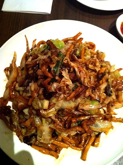 Stir fried Shanghai thick noodles in soya|HeidiLittleさん