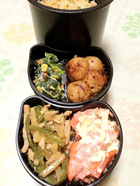 高２バレーボール部員の本日のお弁当。私の担当は、甘口紅鮭のマヨネーズ焼き。 #お弁当 #弁当|Takashi H.さん