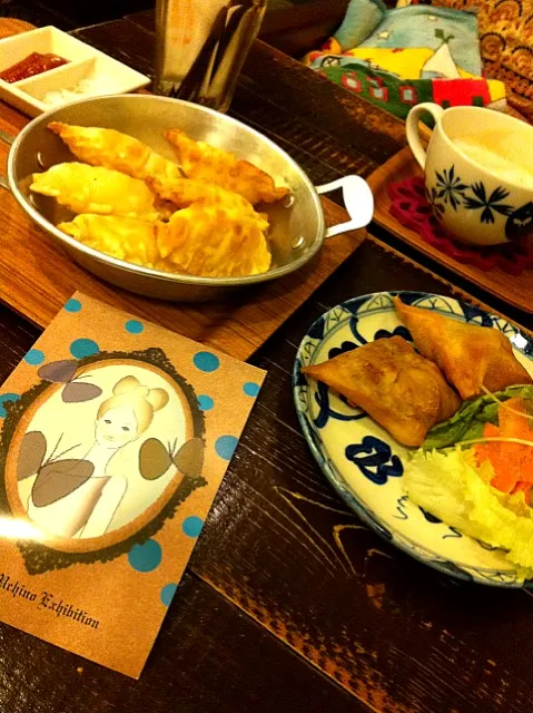 Snapdishの料理写真:チーズ餃子とサモサ。だったと思います。|mieko suminagaさん