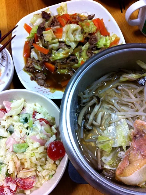 [鮭の蒸し煮レモン風味、牛肉野菜炒め、アボガドサラダ]  あっさり晩ごはん時間遅め。|eikoさん