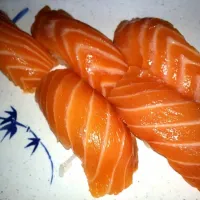 Snapdishの料理写真:salmon sushi|Carmen Sakuraiさん