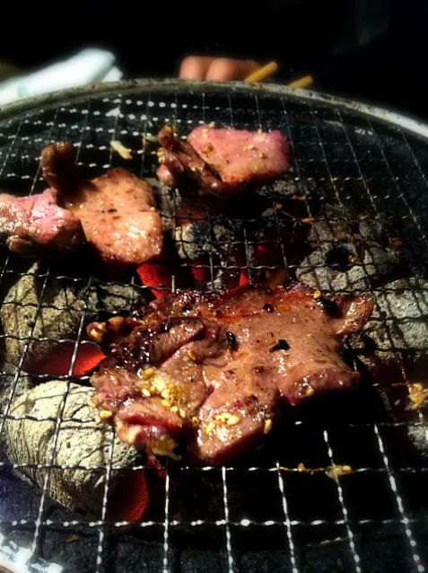 うまい焼肉屋さん発見！まずはタン！|かとけんさん