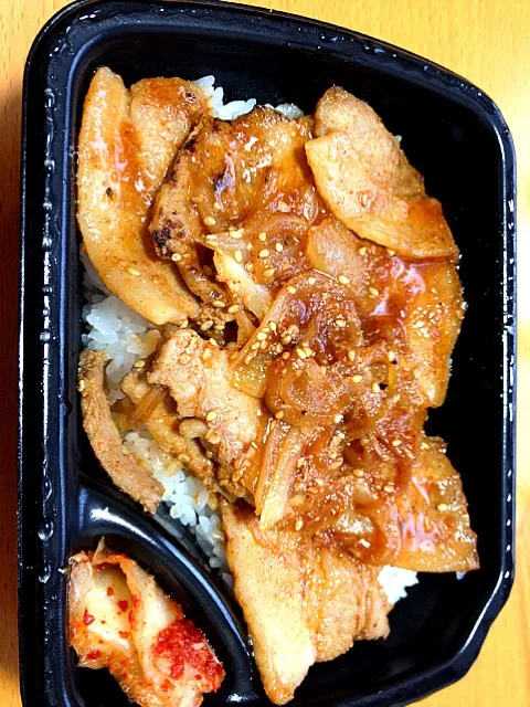 Snapdishの料理写真:豚肉赤だれ弁当|tomomiさん