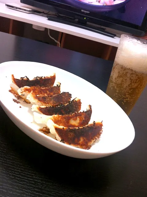 餃子とビール|Kenji Tomitaさん