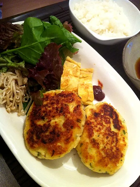 今日のウチご飯はきのこ豆腐ハンバーグ♪|えりざべすさん