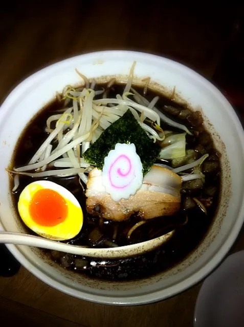 焦がし醤油ラーメン。真っ黒な見た目とはうらはらに結構あっさりでした。|まりもさん