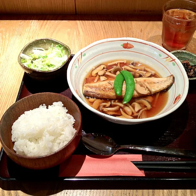 たけとらにて、焼き鯖のきのこ餡かけ定食。決め手は、釜で炊いたツヤツヤのご飯。|matsuo34さん