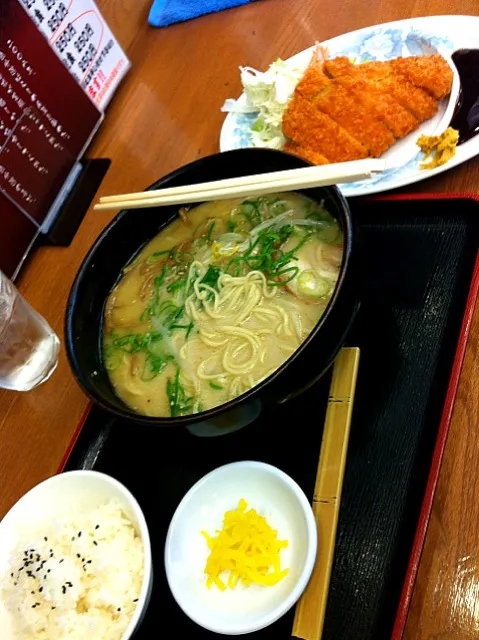 豚骨ラーメンとトンカツ。|takaragardenさん