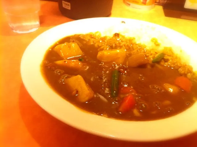 やさいカレーにチーズトッピング。チーズが結構はいっててずーとノビノビ。|hirotomoさん