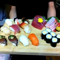 sushi no plate so a wooden chopping board will do|Robbyさん