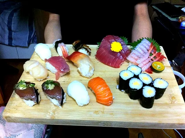 Snapdishの料理写真:sushi no plate so a wooden chopping board will do|Robbyさん