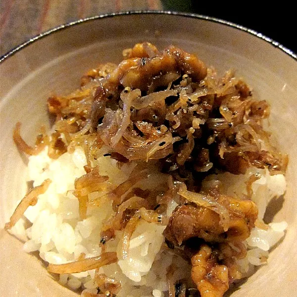 Seasoned small fish and walnut on steamed rice.  あったかご飯との相性は最高でした。|Keiさん