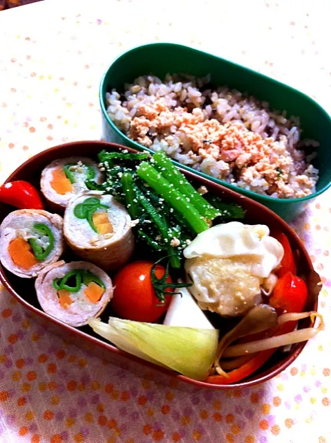 Snapdishの料理写真:今日の弁当。豚肉野菜巻、春菊のたらこ和え、野菜炒め、ピクルス、冷凍シュウマイ|nozomi tsujiさん