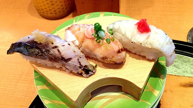 Snapdishの料理写真:鴨川地魚回転寿司炙りづくし|Mabo Nagaiさん